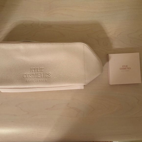 New Kylie Cosmetics Light Pink Zippered Cosmetic Case  w/ Zipper Charm & Mirror - Picture 4 of 13